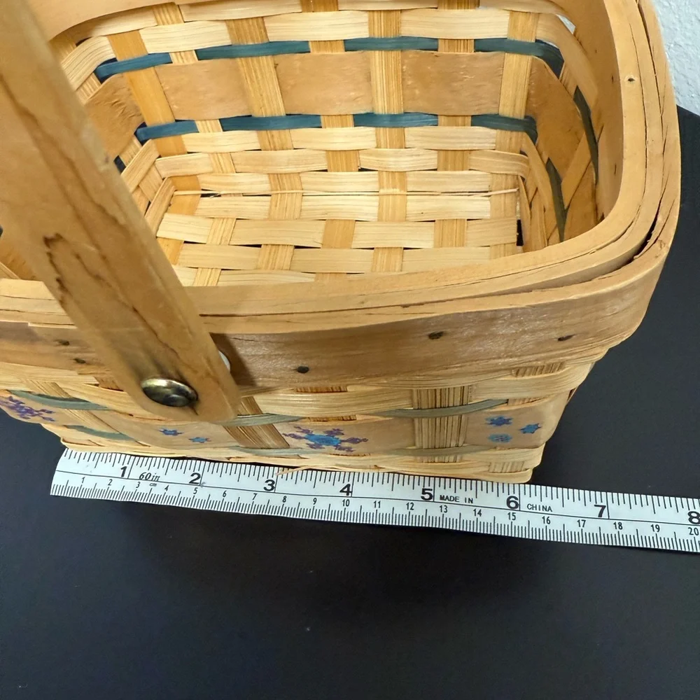 Vintage‎ and Woven Basket with floral pattern excellent condition, beautiful